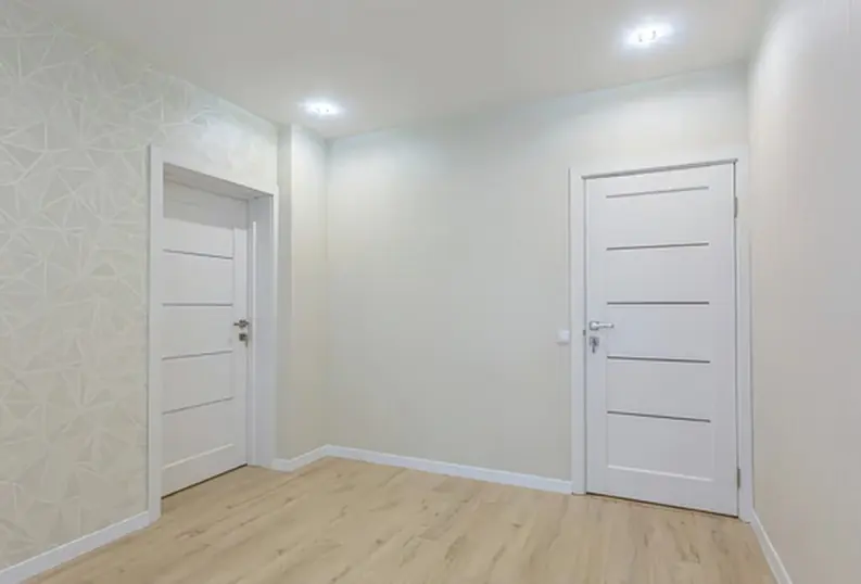 Piso preparado para el vaciado con objetos personales separados