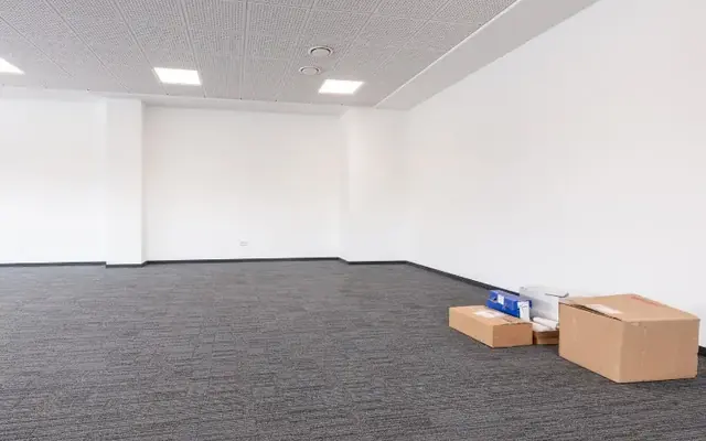 Local vacío con las últimas cajas antes de la entrega al propietario