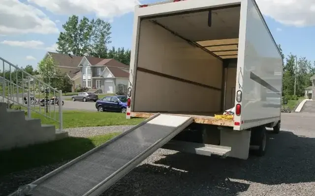 Camión con rampa preparado para la carga durante un vaciado