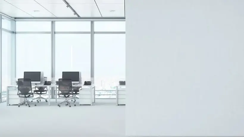 Oficina de una nave con puestos de trabajo antes del vaciado