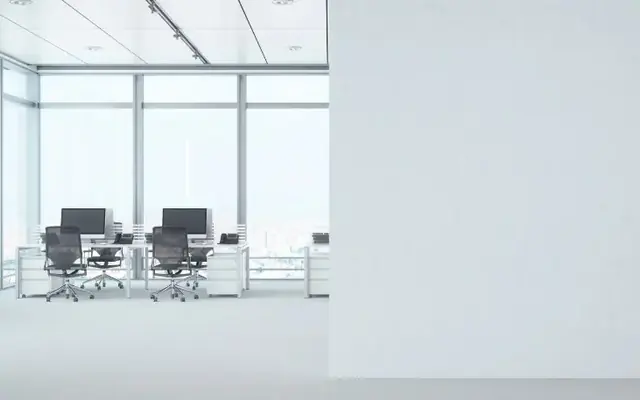 Oficina de una nave con puestos de trabajo antes del vaciado