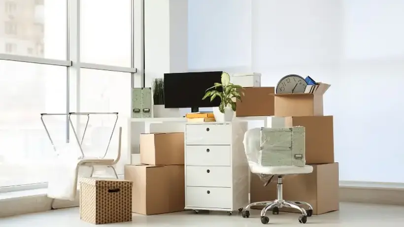 Muebles y cajas clasificados durante el vaciado de una vivienda
