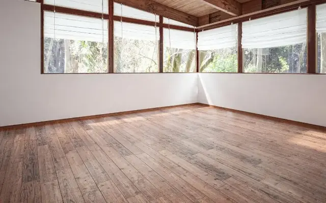 Habitación vacía tras vaciar la casa de un familiar mayor