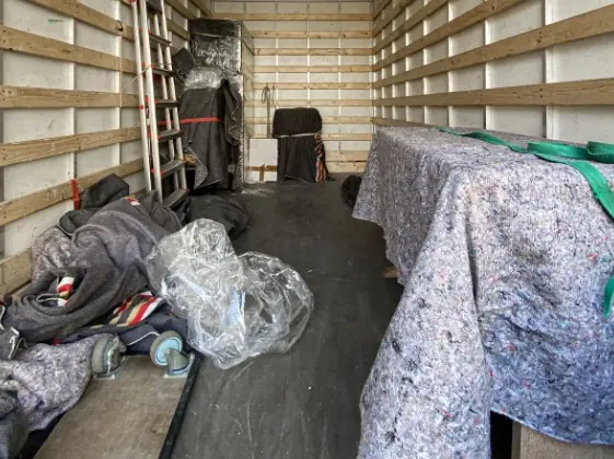 Furgón cargado con muebles embalados para su retirada en Valencia