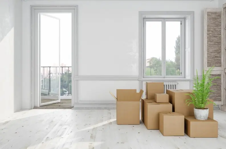 Vivienda en Valencia con muebles y cajas antes de la recogida
